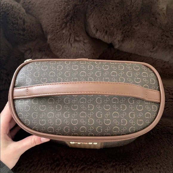 Guess designer makeup bag - Picture 3 of 6